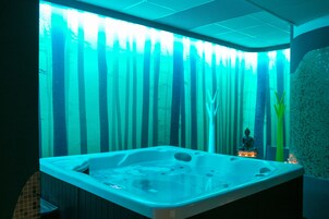 Un sauna, una bañera de hidromasaje, baño turco, baño turco/hammam