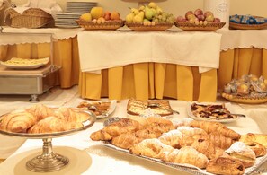Daily buffet breakfast (EUR 4.5 per person) - Best Western Hotel Dei Cavalieri (Barletta)