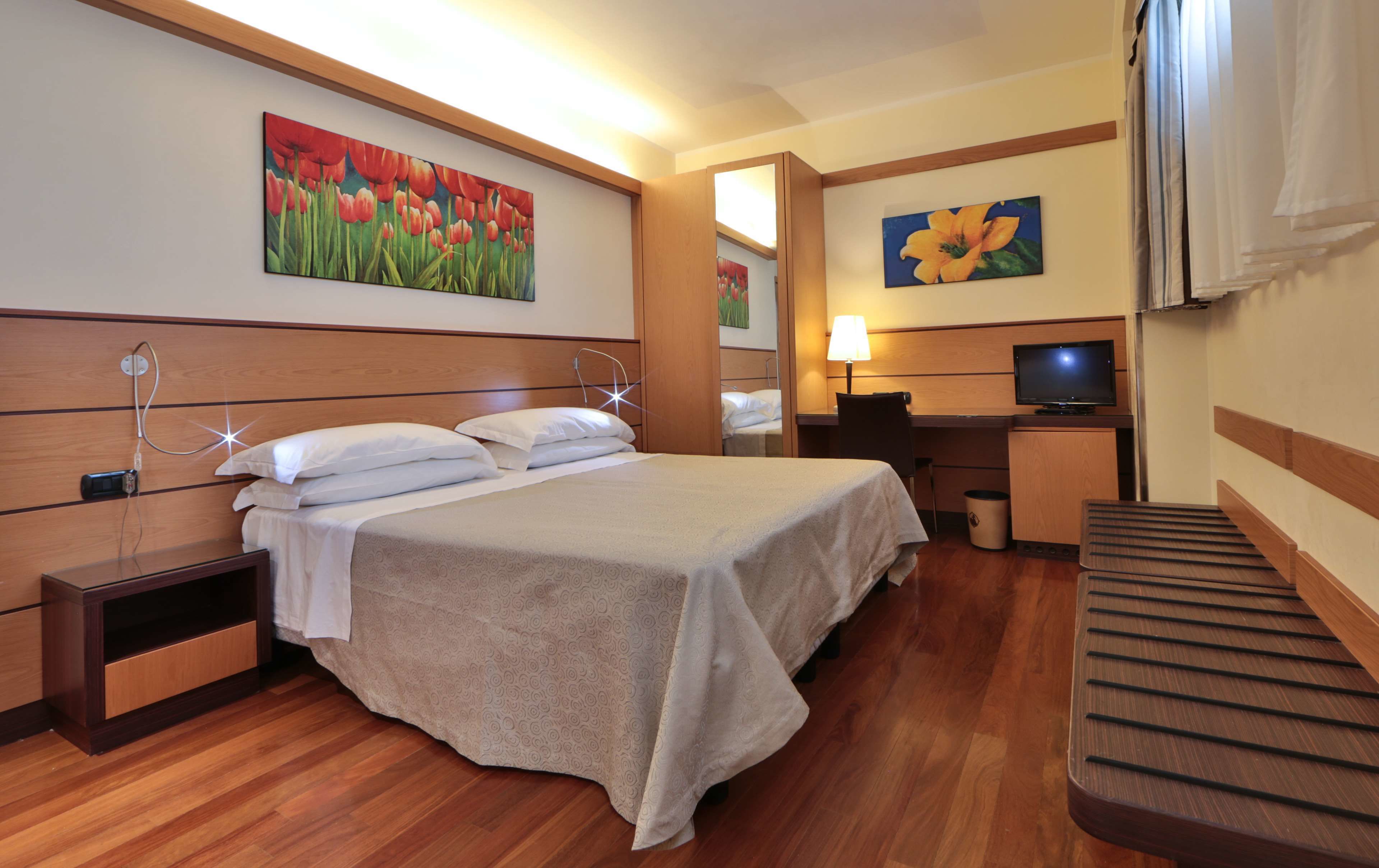 economy room, 1 queen bed, annex building | hypo-allergenic bedding, minibar, in-room safe, desk