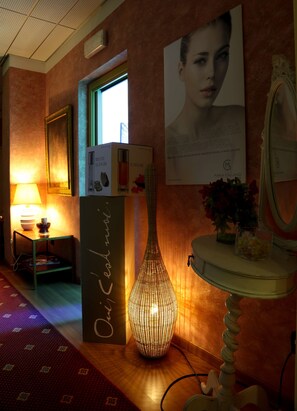 Sauna, hot tub, steam room, Turkish bath/hammam, body treatments