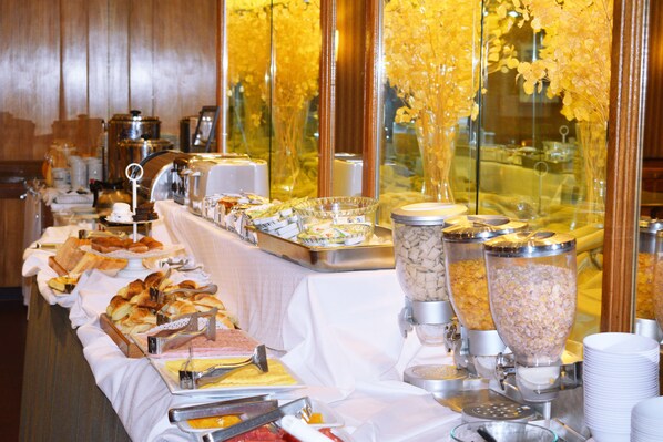 Buffet déjeuner gratuit tous les jours