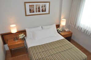 Premium bedding, minibar, in-room safe, desk - Hotel Solans Carlton (Buenos Aires)