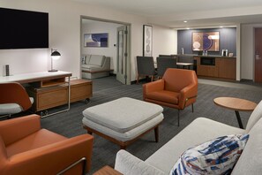 Suite, 1 très grand lit et 1 canapé-lit | Aire de séjour | Téléviseur à DEL de 55 po avec télévision par câble, téléviseur connecté