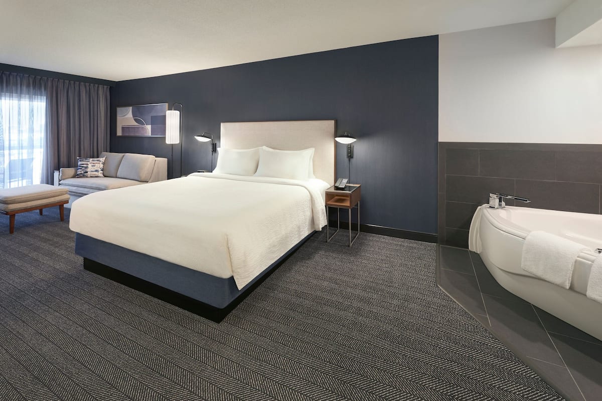 Room, 1 King Bed | Pillowtop beds, desk, blackout drapes, free WiFi