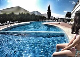 Una piscina al aire libre