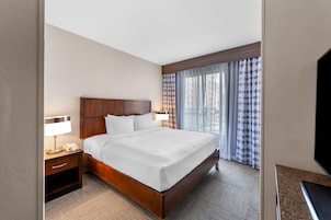 Escritorio, cortinas blackout y tabla de planchar con plancha