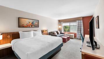 Kamar, 1 Tempat Tidur King (W/Drinks-Snacks) | Meja kerja, tirai kedap cahaya, dan setrika/meja setrika