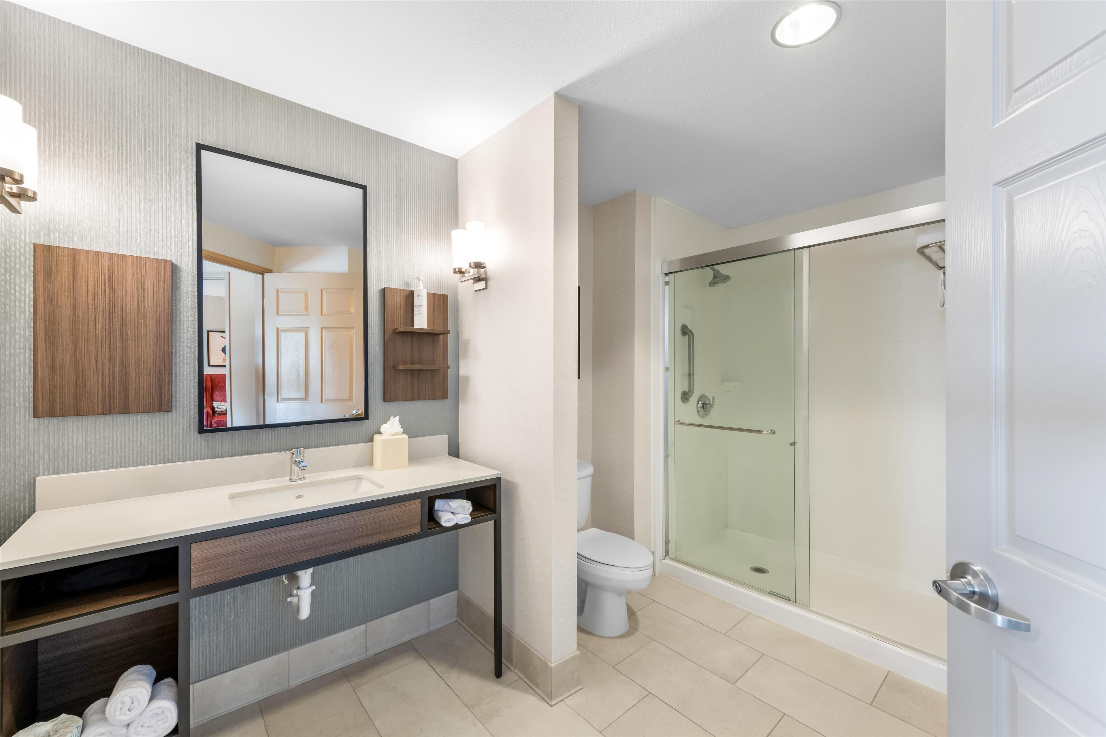 suite, 1 bedroom | bathroom | combined shower/bathtub, free toiletries, hair dryer, towels