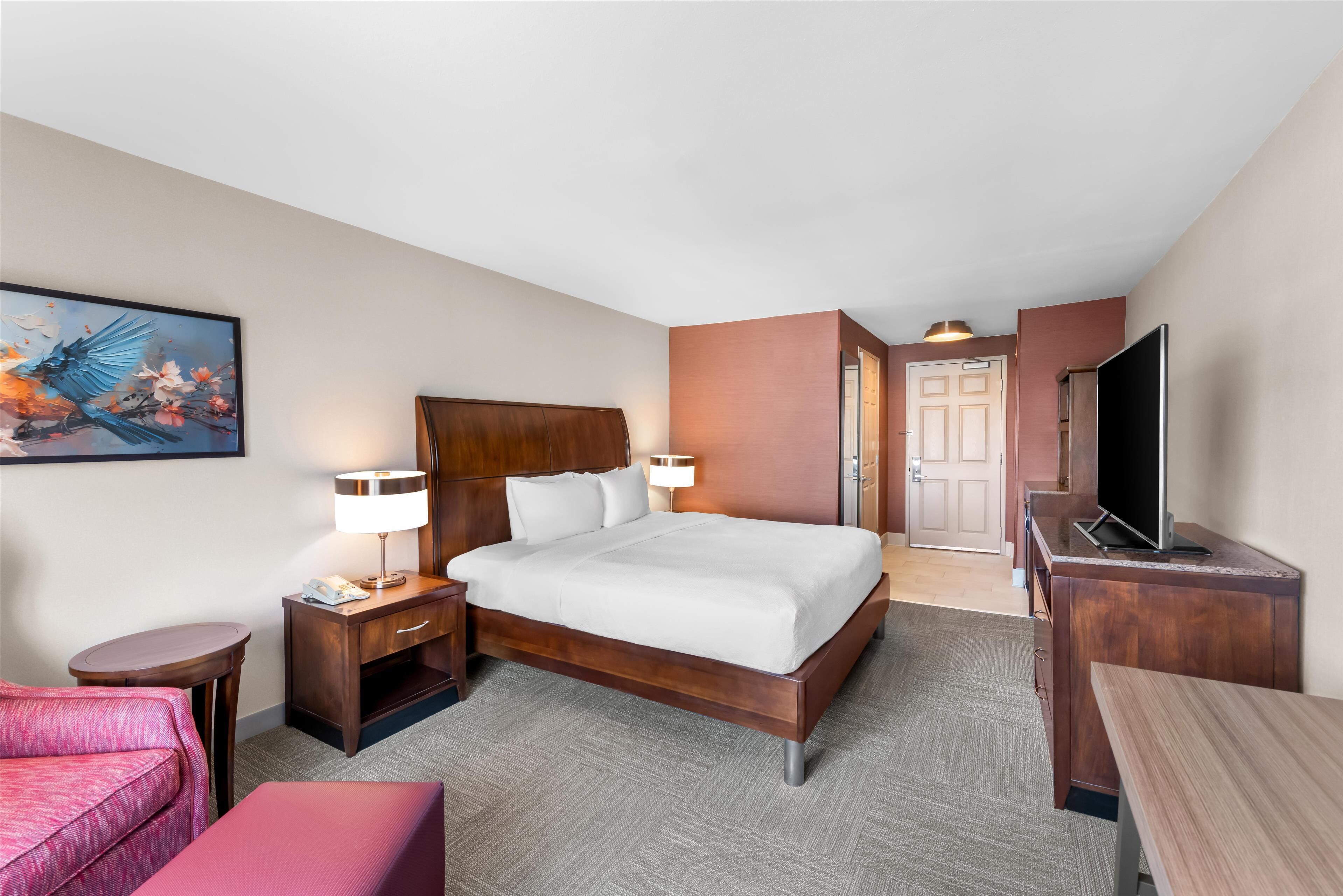 Skrivebord, blendingsgardiner og strykejern/-brett