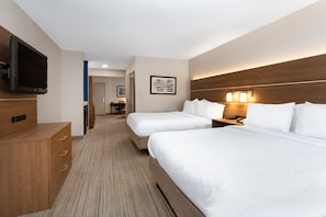 Suite, 2 Queen-Betten | 1 Schlafzimmer, Schreibtisch, Verdunkelungsvorhänge