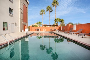 Piscine extérieure, chaises longues