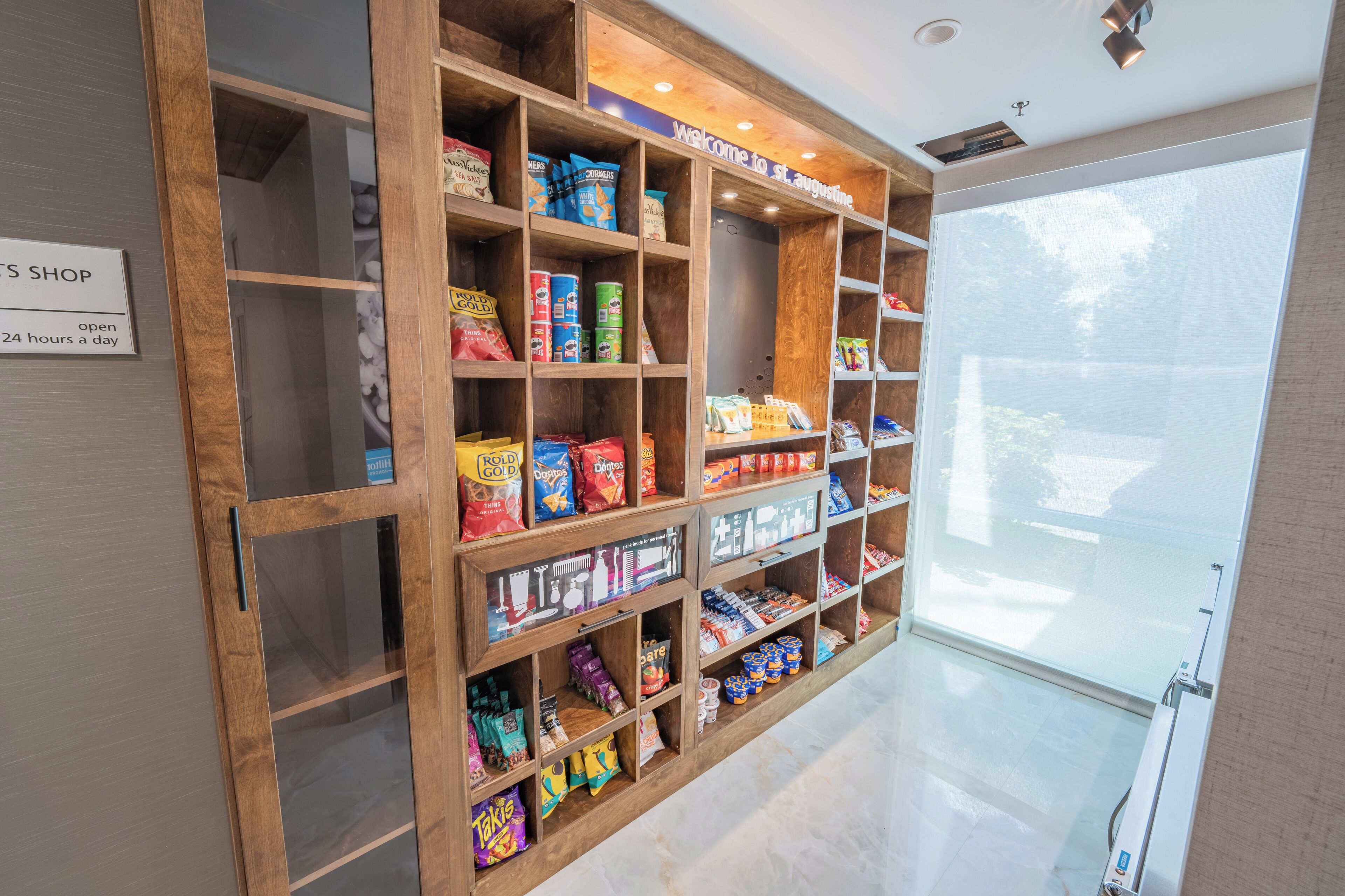 Esposizione di snack con diversi prodotti confezionati in un negozio.