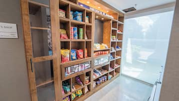 Esposizione di snack con diversi prodotti confezionati in un negozio.