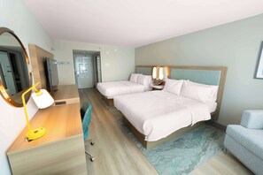 Duntäcken, skrivbord, arbetsyta för laptop och mörkläggningsgardiner