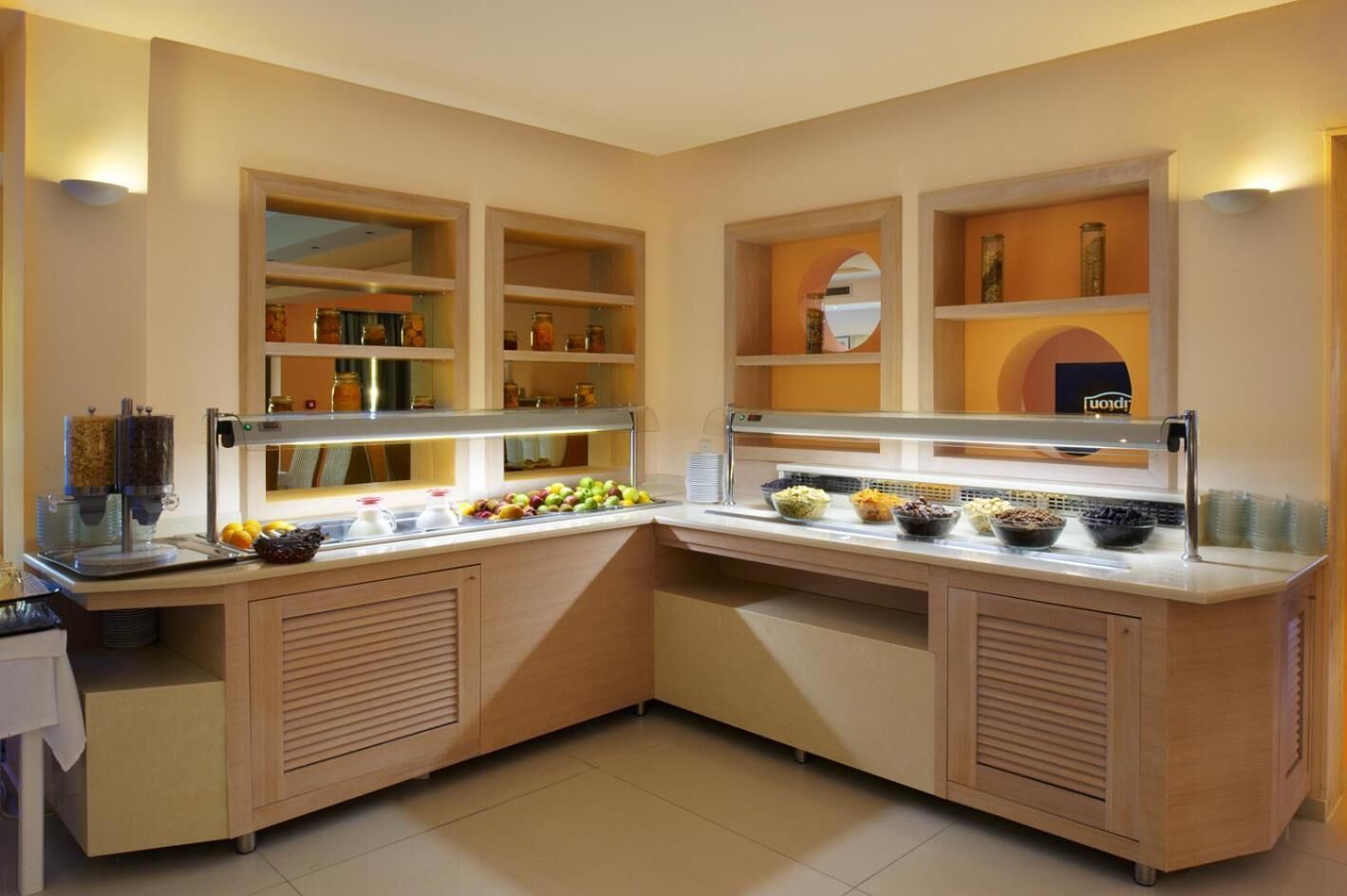 Un buffet de desayuno con diversas opciones de comida y acompañamientos.