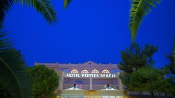 Vista frontal de la propiedad