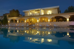 Outdoor pool, pool umbrellas, sun loungers