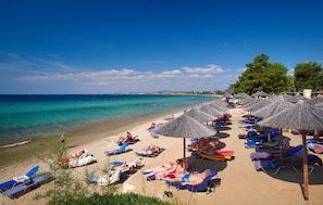 Aan het strand, ligstoelen aan het strand, parasols, duiken