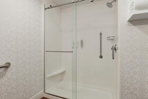 Bathroom shower - Hampton Inn Deadwood at Tin Lizzie Gaming Resort (Deadwood)