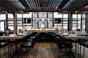 Se sirven desayunos, comidas, cenas y cocina asiática