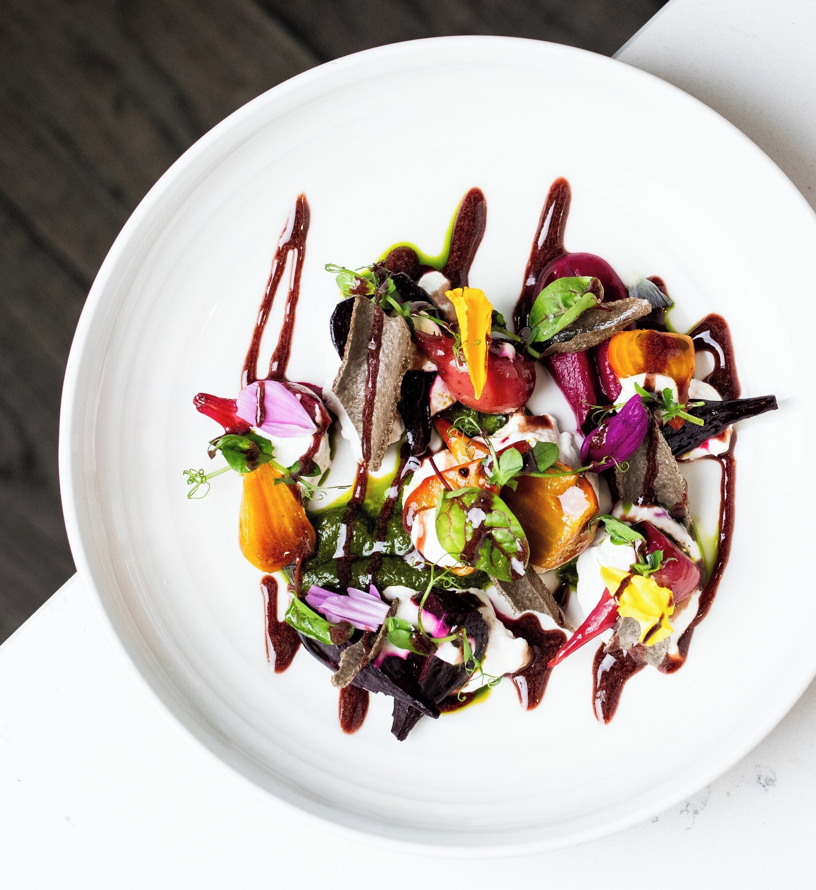 Une assiette blanche avec une salade colorée.