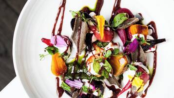 Une assiette blanche avec une salade colorée.