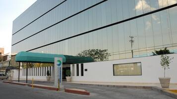 Vista frontal de la propiedad