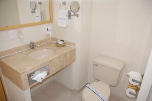 Room (Cama King) | Bathroom | Hair dryer, towels - Aranzazu Plaza Kristal Aguascalientes (Aguascalientes)
