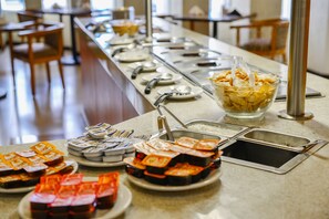 Daily cooked-to-order breakfast (MXN 210 per person)