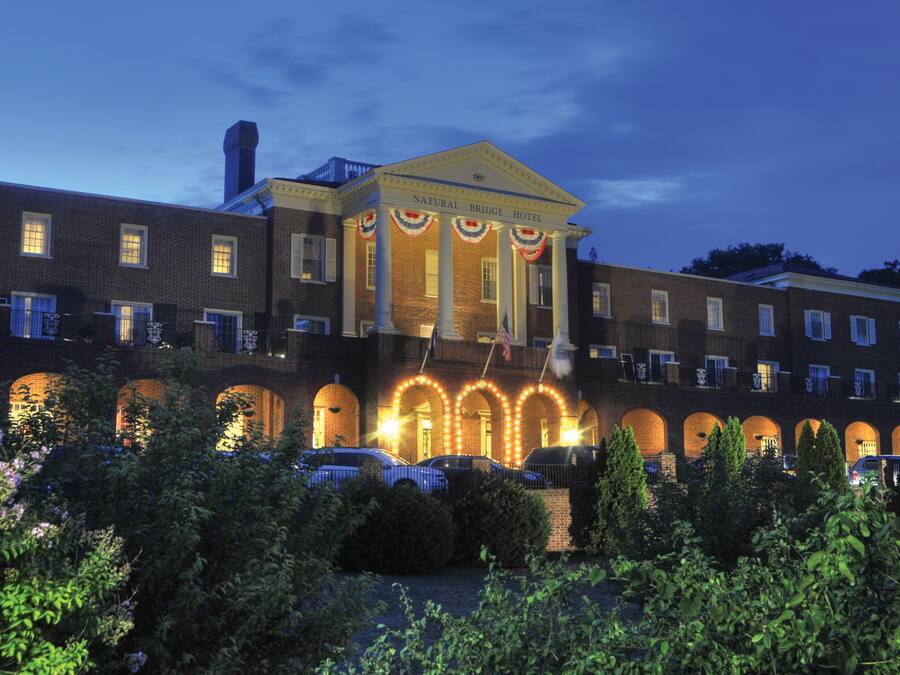 Fachada da propriedade à noite