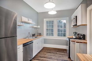 Suite, 5 Bedrooms, Non Smoking (Tyler) | Individually furnished, desk, iron/ironing board, free cribs/infant beds
