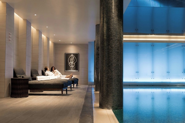 Una piscina techada, sillones reclinables de piscina