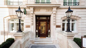A grand entrance with a wooden door, two black lanterns, and a doormat reading "LANES OF LONDON". - London Marriott Hotel Park Lane (London)