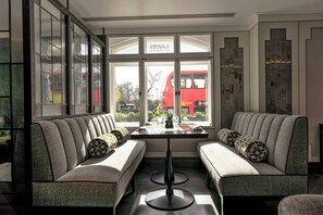 Se sirven desayunos, almuerzos, cenas y cocina británica 