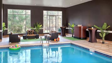 Kapalı yüzme havuzu