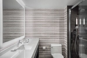 Combined shower/tub, free toiletries, hair dryer, towels - Bridgewater Marriott (Bridgewater)