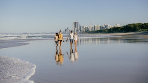 Una playa con un horizonte urbano al fondo.
