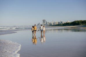 Beach nearby - Sea World Resort (Main Beach)
