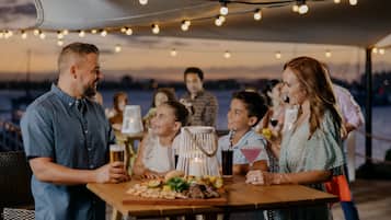 4 restaurants, breakfast served