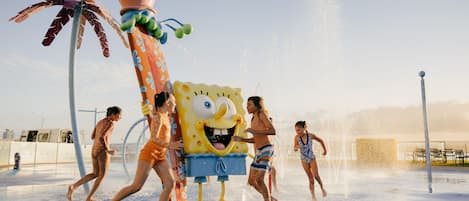 Un parque acuático con una gran figura inflable de Bob Esponja.
