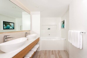 Free toiletries, hair dryer, towels, soap - Sea World Resort (Main Beach)