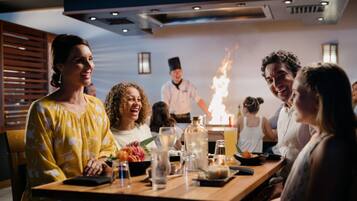4 restaurants; breakfast, lunch and dinner served