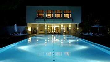 AuĂenpool, Sonnenschirme, LiegestĂŒhle