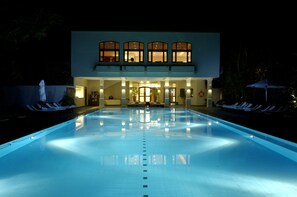 حمّام سباحة خارجي، مظلات على حمّام السباحة، مقاعد للتشمس