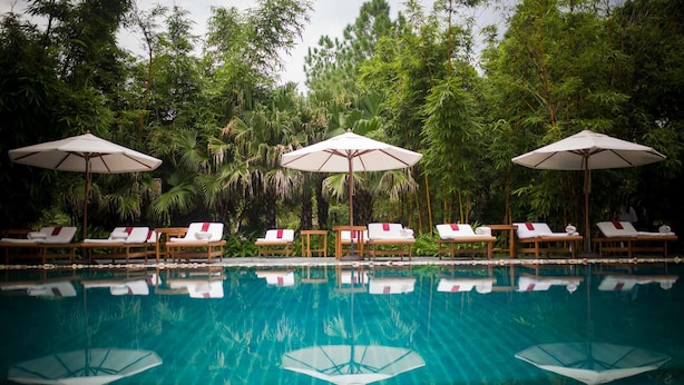 Outdoor pool, pool umbrellas, sun loungers - Ananda in the Himalayas (Narendranagar)