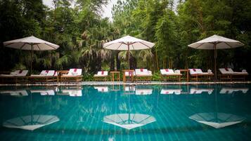 AuĂenpool, Sonnenschirme, LiegestĂŒhle