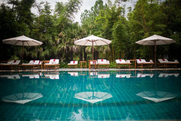 Piscine extérieure, parasols de plage, chaises longues