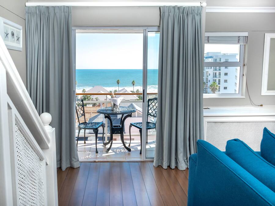 Loftsleilighet, sjøutsikt | Utsikt mot strand/hav