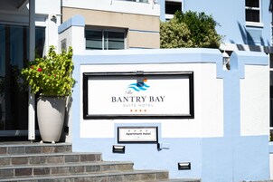 Señal del The Bantry Bay Suite Hotel con una calificación de 4.5 estrellas.