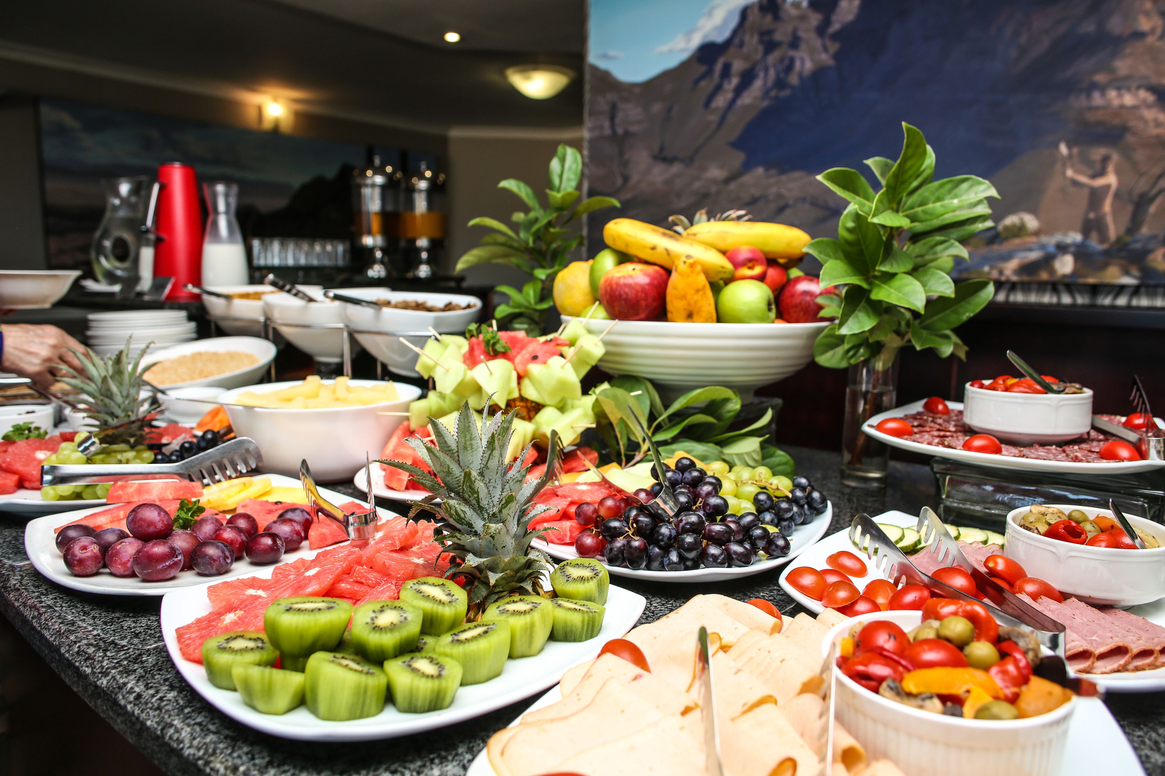 Ein reichhaltiges Buffet mit Obst, Gemüse und Käse.